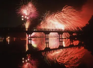 Feux d'artifice d'été devant le mont Akagi. Feux d'artifice d'été devant le mont Akagi.