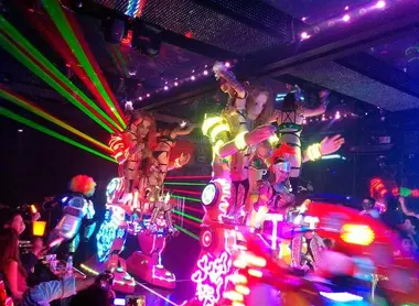 Au Robot Restaurant, le spectacle inclue des bustes de 3m de haut. 