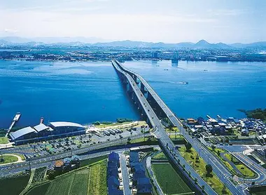 Le grand Biwahashi relie les deux rives au sud du lac Biwa, le plus grand lac du Japon.