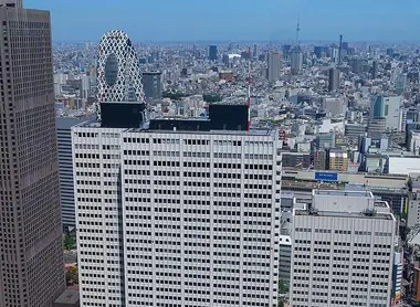 Au 47ème étage du Keio Plaza de Tokyo se trouve un karaoké avec vue panoramique sur le quartier de Shinjuku et Tokyo.