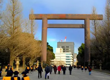 Le Daiichi Torii du sanctuaire Yasakuni (Tokyo) était le plus grand torii du Japon en 1921.