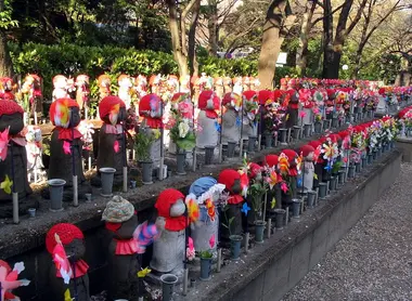Les Jizô du temple Zôjô (Tokyo) protègent l'âme des enfants mort-nés. 