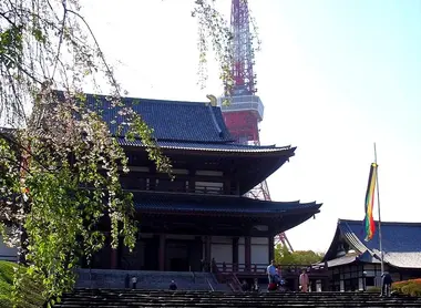 La tour de Tokyo survolle le tempe Zôjô-ji. 