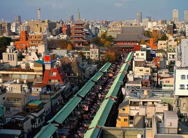 Les rangées marchandes mènent directement à l'entrée du temple Sensô-ji d' Asakusa.