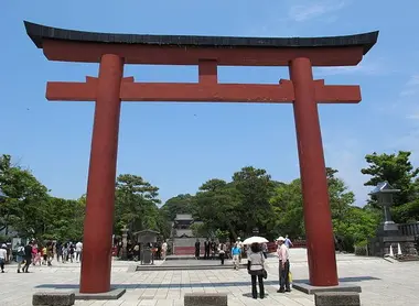 Le portique sacré du Tsurugaoku Hachiman-gû