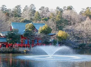 Oltre alle anatre e ai pedalò, il giardino Inokashira ospita un piccolo tempio dedicato alla dea dell'amore Benzaiten