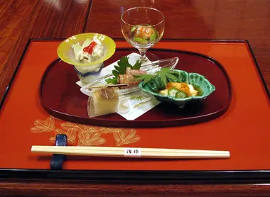 El kaiseki es una tradición culinaria japonesa que consiste en varios pequeños platos. El kaiseki es una tradición culinaria japonesa que consiste en varios pequeños platos.