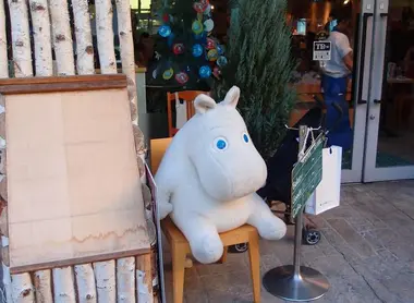 Au Moomin Cafe, pas loin du Tokyo Dome, un curieux compagnon tient compagnie aux personnes seules.