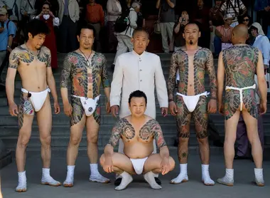 El Sanja Matsuri es una de esas raras ocasiones en las cuales los yakuza muestran públicamente sus tatuajes. El Sanja Matsuri es una de esas raras ocasiones en las cuales los yakuza muestran públicamente sus tatuajes.