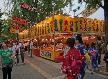 Yatai at a festival In addition to parades, concerts, animations, Himeji Yukata Matsuri hosts about 700 food stalls.