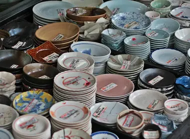 Platos, tazas, cuchillos, utensilios...en la calle Kappabashi-dori puedes comprar de todo.