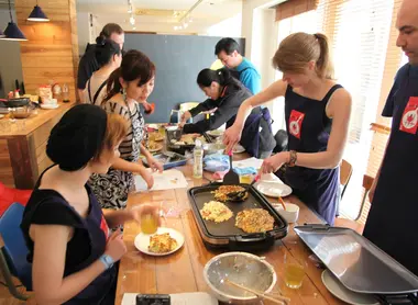 Preparando okonomiyaki con Tsukiji Cooking (Tokyo). Preparando okonomiyaki con Tsukiji Cooking (Tokyo).