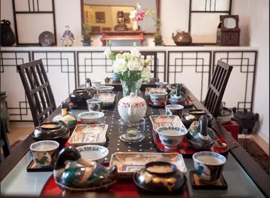 The well-furnished lounge inwei table (Tokyo).