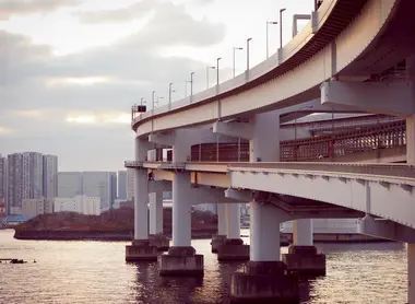 Les courbes du Rainbow Bridge de Tokyo offrent des points de vues uniques sur Tokyo.