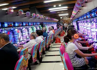 Los pasillos del Pachinko Maruhan siempre están ocupados.