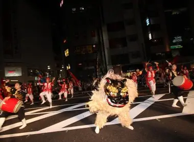Les joueurs de tambour et les danceurs défilent régulièrement pendant l'Ueno Natsu Matsuri.