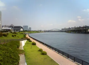 La promenade sur les berges de la rivière Sumida (Tokyo). 