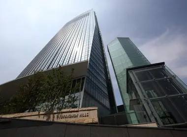 With its tip at 225 meters, the tower Torannomon Hills is the tallest building in Tokyo.