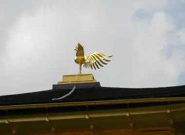 Le phénix surmontant le pavillon d'or de Kyoto.