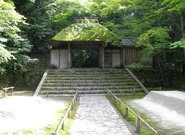 The entrance to the temple Honen-in Kyoto.