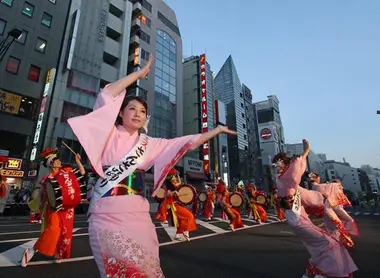 Le défilé d'ouverture de l'Ueno Natsu Matsuri dure en moyen deux heures et demie.