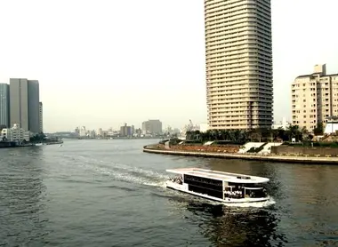 Une péniche yakatabune entre les buildings de la baie de Tokyo. Une péniche yakatabune entre les buildings de la baie de Tokyo.
