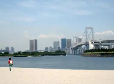 La plage d'Odaiba (Tokyo), avec vue imprenable sur le pont Rainbow Bridge.