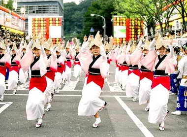 Une procession de danseuses pendant le festival Awa Odori, à Tokushima (Shikoku).