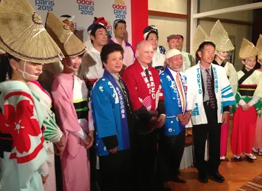 Le maire du IVe arrondissement de Paris, Christophe Girard, entouré de danseuses d'Awa Odori à l'ambassade de France au Japon.