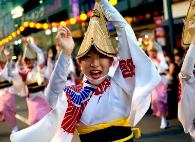 Une danseuse du festival Awa Odori (Tokushima), coiffée du chapeau traditionnel amigasa.