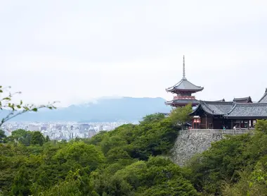 Perché sur sa montage, le Kiyomizu-dera a la ville de Kyoto à ses pieds. Perché sur sa montage, le Kiyomizu-ji a la ville de Kyoto à ses pieds.