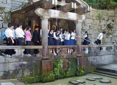 La cascade Otowa qui donne son nom au temple Kiyomizu-dera de Kyoto. La cascade Otowa qui donne son nom au temple Kiyomizu-dera de Kyoto.