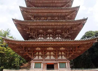 Contre plongée sur la la pagode à 5 étages du temple Daigoji (Kyoto).