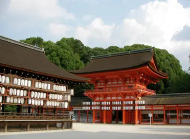 El Shimogamo-jinja es la escenografía para el desfile Heian-kyo para el Matsuri. El Shimogamo-jinja es la escenografía para el desfile Heian-kyo para el Matsuri.