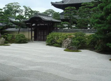 The simple beauty of the Zen garden Kennin ji (Kyoto)