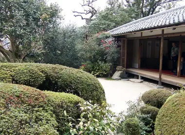 Le modeste temple Shisen-dô (Kyoto) abrite trois pièces dont une dédiée à la contemplation.