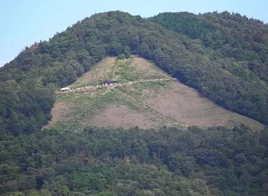 Le symbole du feu reste gravé dans la montagne
