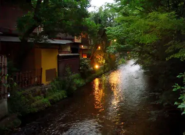 The machiya, the traditional houses on the banks of Shinbachi.