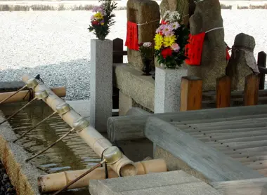 Pour se purifier, il faut se laver les mains et se rincer la bouche dans la fontaine.