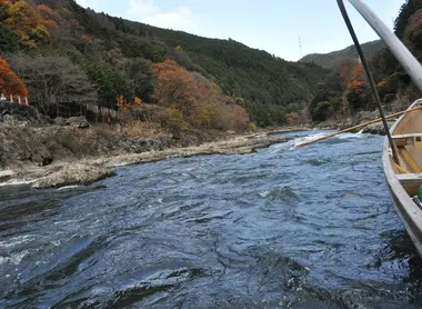 Le cadre enchanteur de la rivière Hozu à Kyoto.