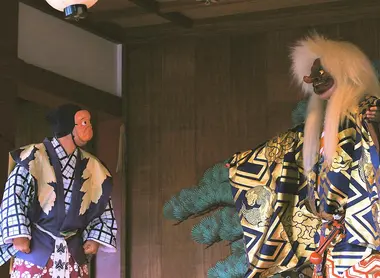 Costume, masque, perruque, le théâtre nô est un condensé de contrôle.