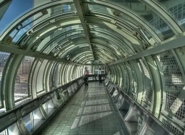 Il tunnel di vetro si estende sotto la porzione di ponte Akashi Kaikyo Kobe.