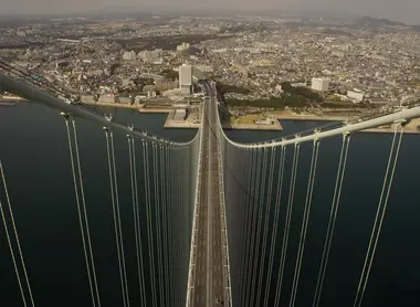 Le pont Akashi Kaikyo est le plus long pont suspendu du monde.