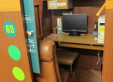 manga kissa Une cabine de manga kissa, un point d'accès internet ouvert 24/7.