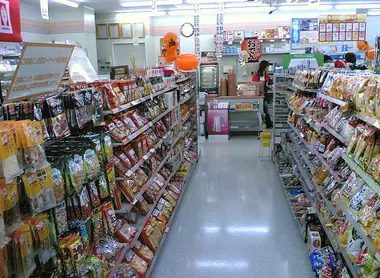 Un rayon pour les petites et les grosses faims dans un konbini.