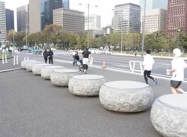 Séance de jogging le long des jardins impériaux à Tokyo.