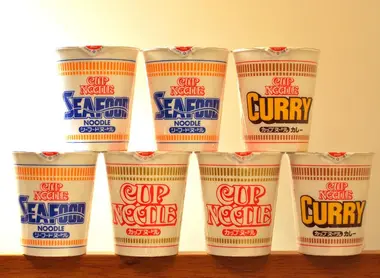 Les nouilles instantanées (cup noodle) sont rapides à préparer et très bon marché.