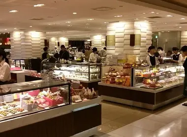 L'immensité des depachika japonais, sous-sol devenu paradis de la nourriture.