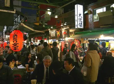L'avenue commerçante Ameya Yokochô à Ueno regorge de petits restaurasst et izakaya.