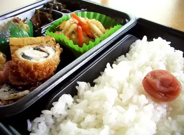 Savoureux et variés, les plateaux-repas bentô s'achètent dans la rue à l'heure du déjeuner.